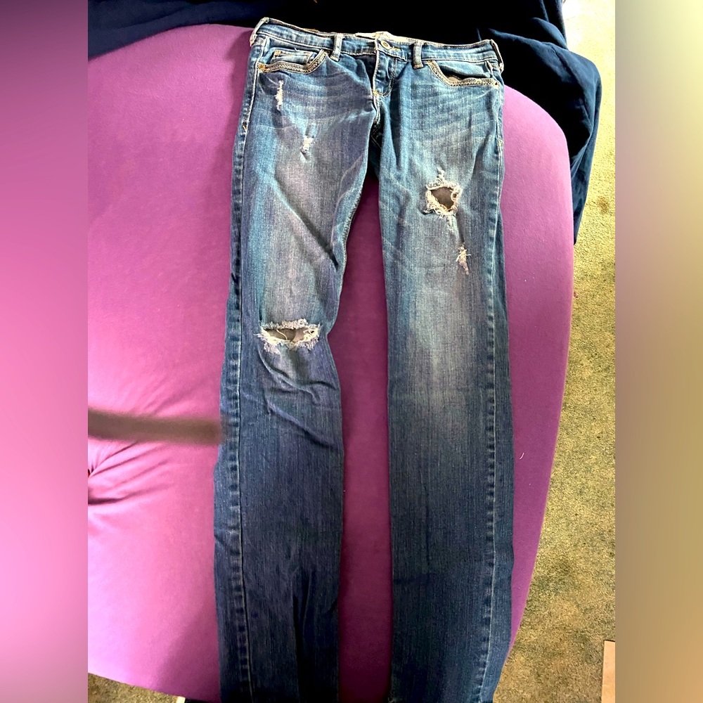 HOLLISTER STRAIGHT LEGGED RIPPED JEANS